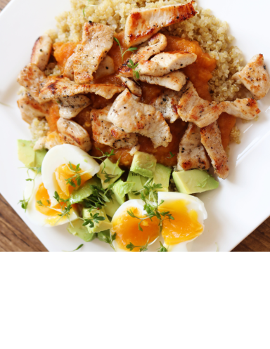 Gegrilltes Hühnchen auf Quinoa mit Avocado und halb gekochten Eiern.